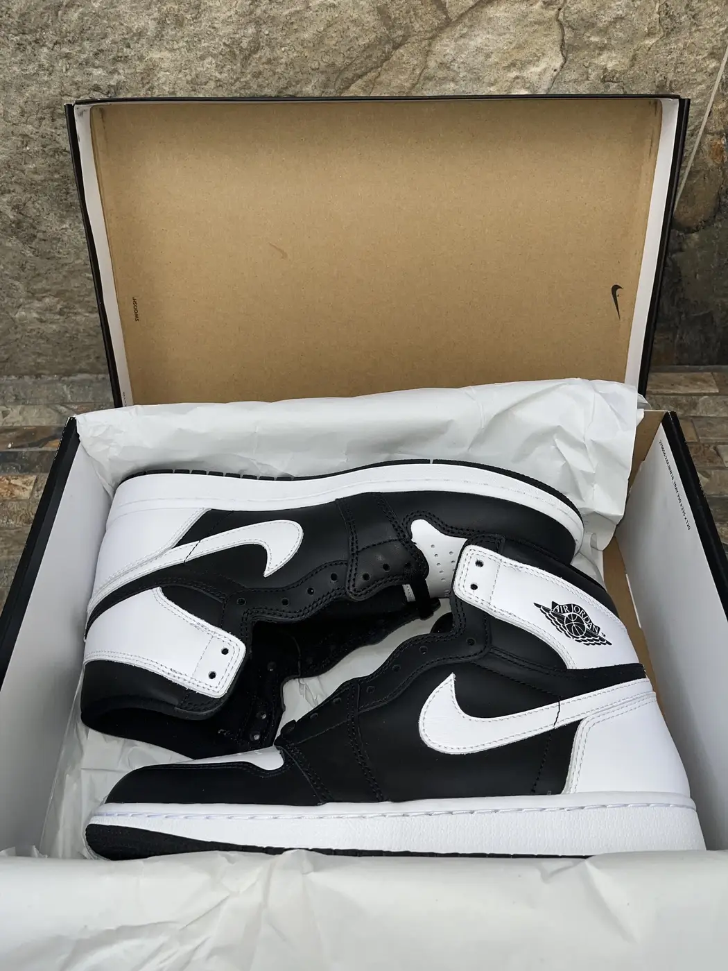 Air Jordan 1 High Negro / Blanco. Par dentro de la caja abierta