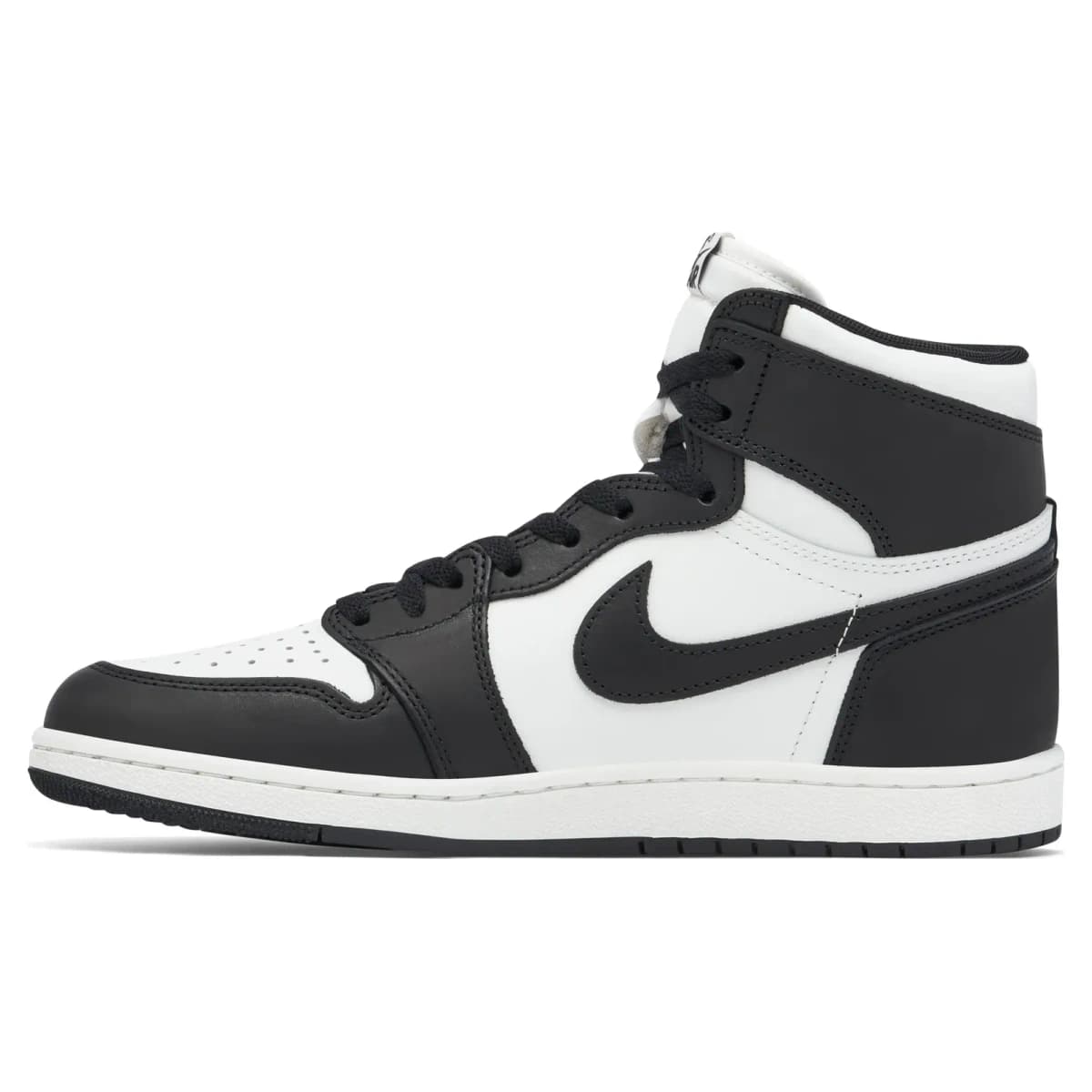 Air Jordan 1 High OG Blanco Negro. Vista 2 del modelo. Imagen de catálogo del producto.