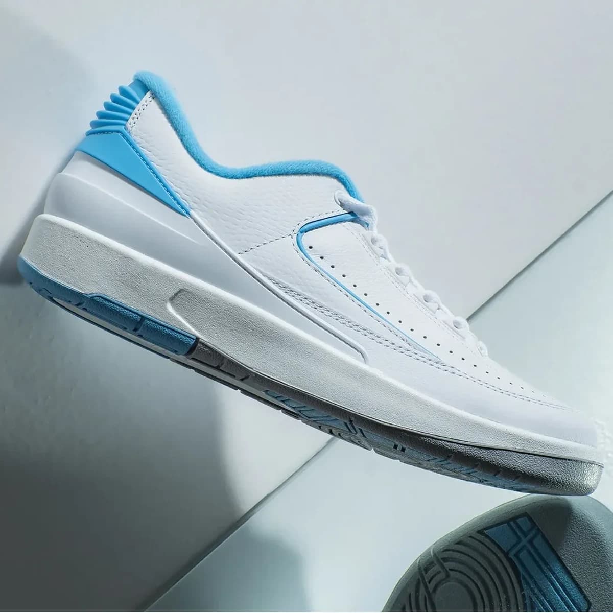 Air Jordan 2 Low UNC. Vista 1 del modelo. Imagen de catálogo del producto.