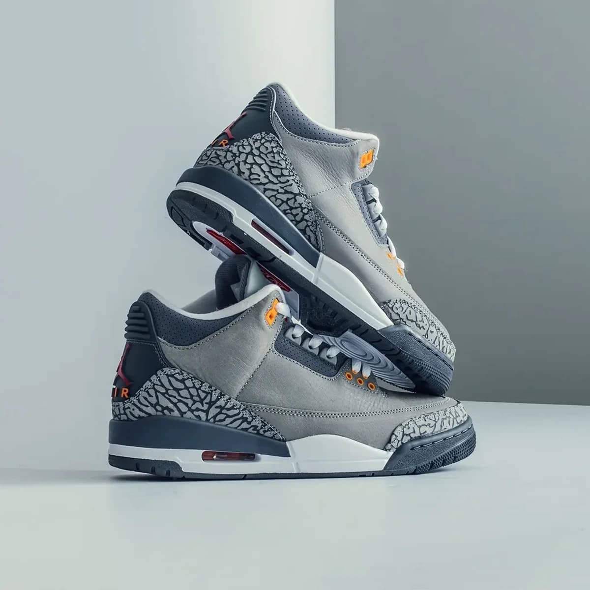 Air Jordan 3 Cool Gray. Vista 1 del modelo. Imagen de catálogo del producto.