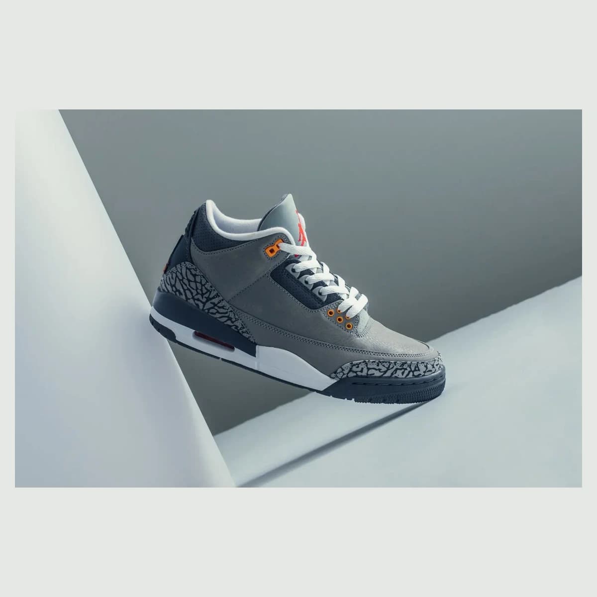 Air Jordan 3 Cool Gray. Vista 2 del modelo. Imagen de catálogo del producto.