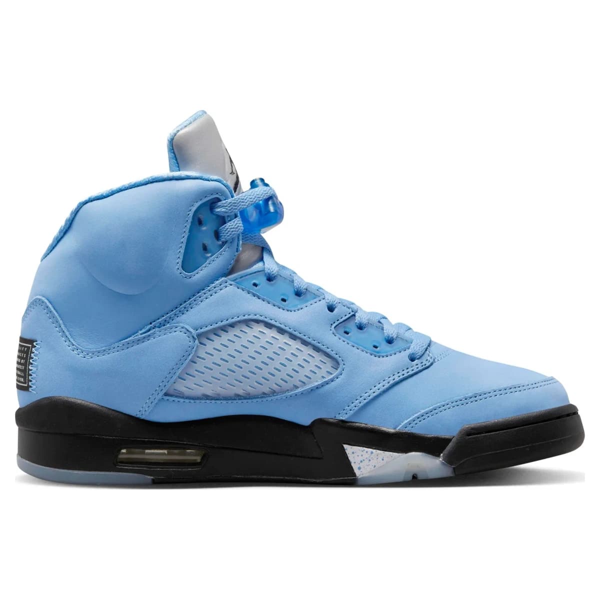 Air Jordan 5 UNC. Vista 3 del modelo. Imagen de catálogo del producto.