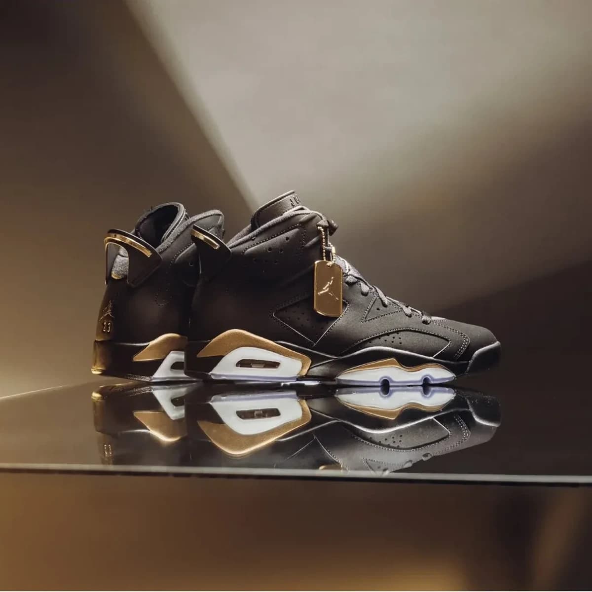 Air Jordan 6 Retro Defining Moments. Vista 1 del modelo. Imagen de catálogo del producto.