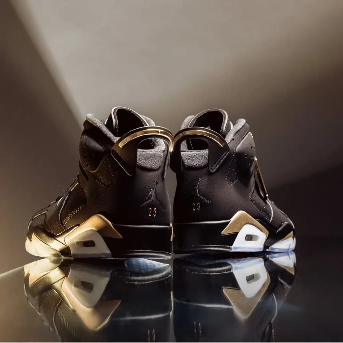 Air Jordan 6 Retro Defining Moments. Vista 2 del modelo. Imagen de catálogo del producto.