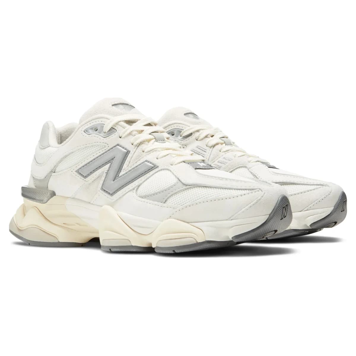 New Balance 9060 Sea Salt with Concrete and Silver Metallic. Vista 2 del modelo. Imagen de catálogo del producto.