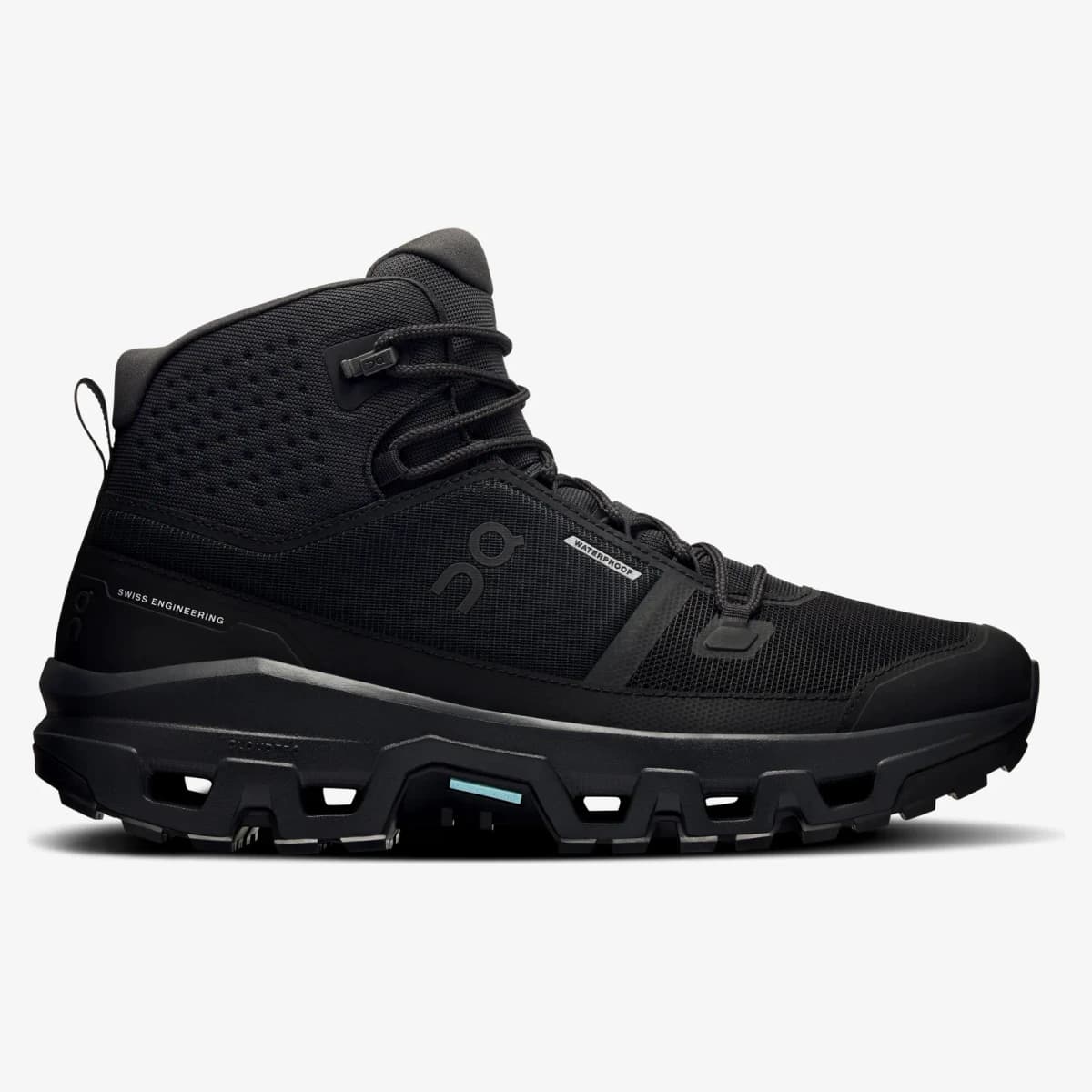 On Cloudrock Mid Waterproof Negro. Vista 1 del modelo. Imagen de catálogo del producto.