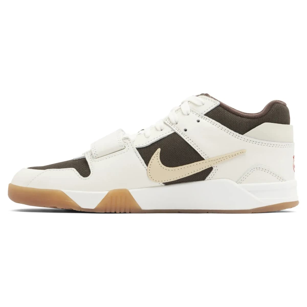 Travis Scott x Air Jordan Jumpman Jack TR Sail. Vista 2 del modelo. Imagen de catálogo del producto.