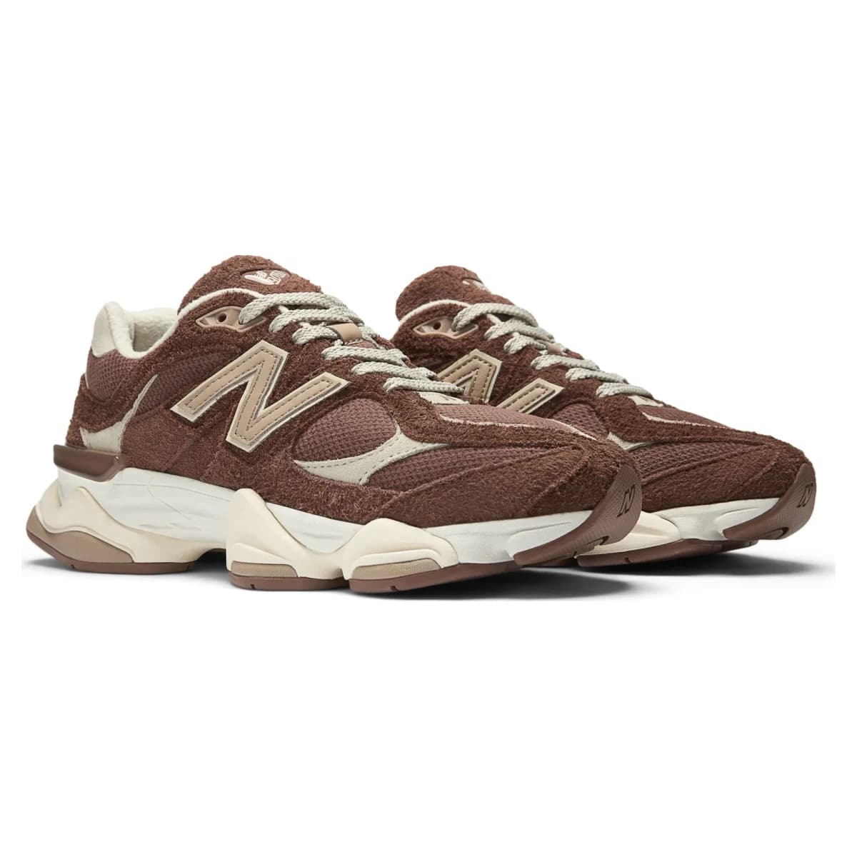 New Balance 9060 Rich Oak with Timberwolf. Vista 2 del modelo. Imagen de catálogo del producto.