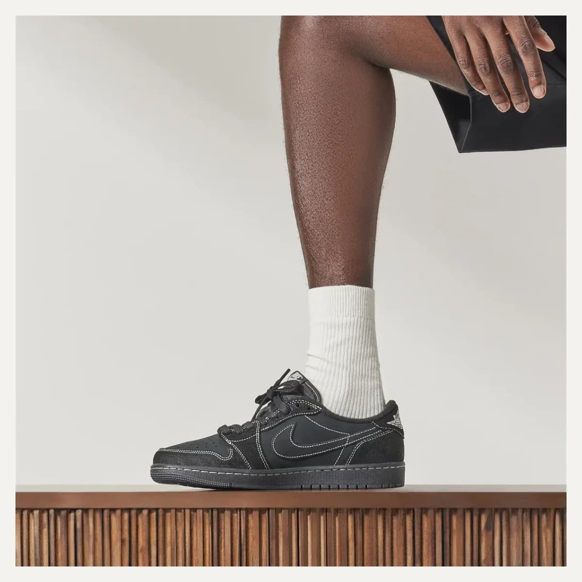 Travis Scott x Air Jordan 1 Retro Low OG SP Black Phantom. Vista 2 del modelo. Imagen de catálogo del producto.